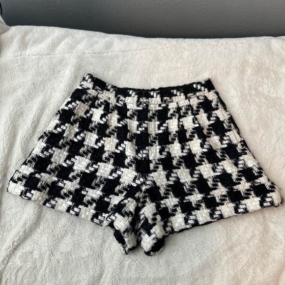 Alice + Olivia Conry woven Houndstooth Shorts - Picture 2 of 7